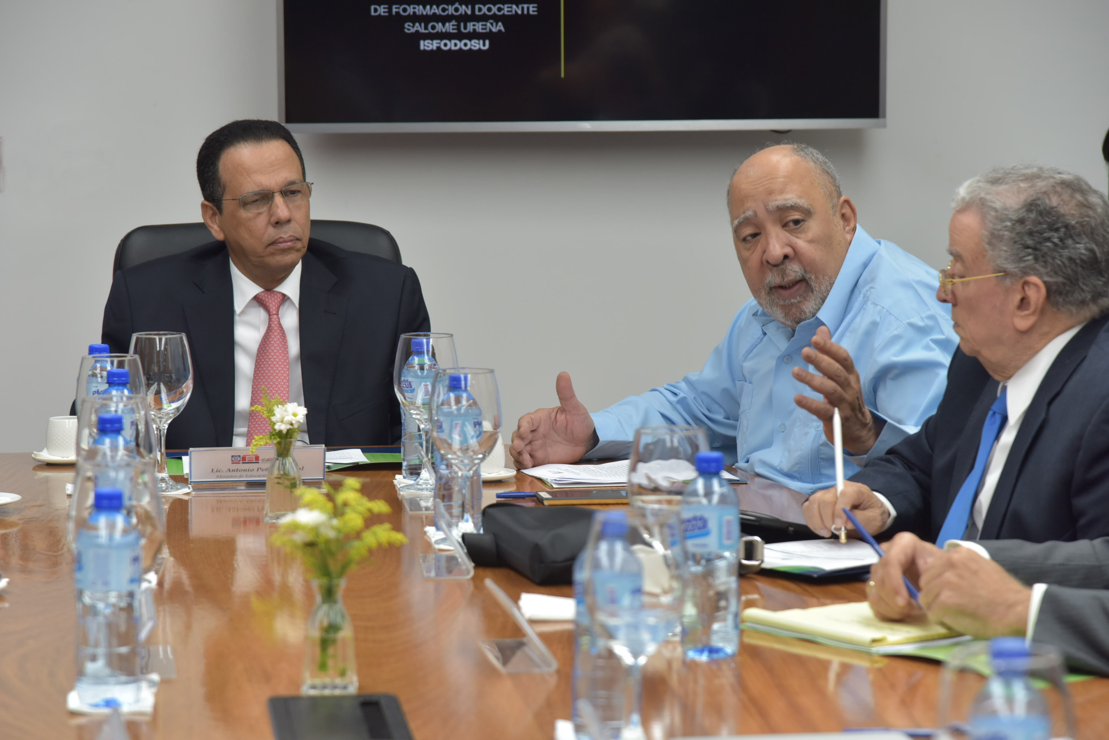  imagen Ministro Antonio Pe&ntilde;a Mirabal sentado en reuni&oacute;n con consejo directivo del ISFODOSU 
