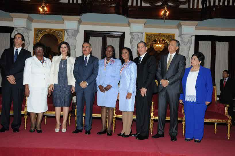  imagen Presidente Danilo Medina reconoce a tres educadoras con la Medalla al Mérito Magisterial. 