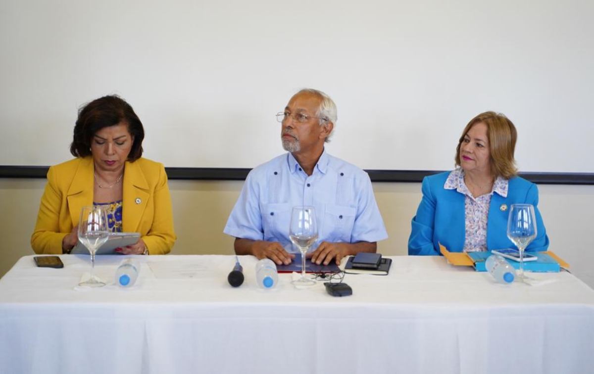  imagen Ministro de Educación, Ángel Hernández reunido con directores regionales y distritales. 