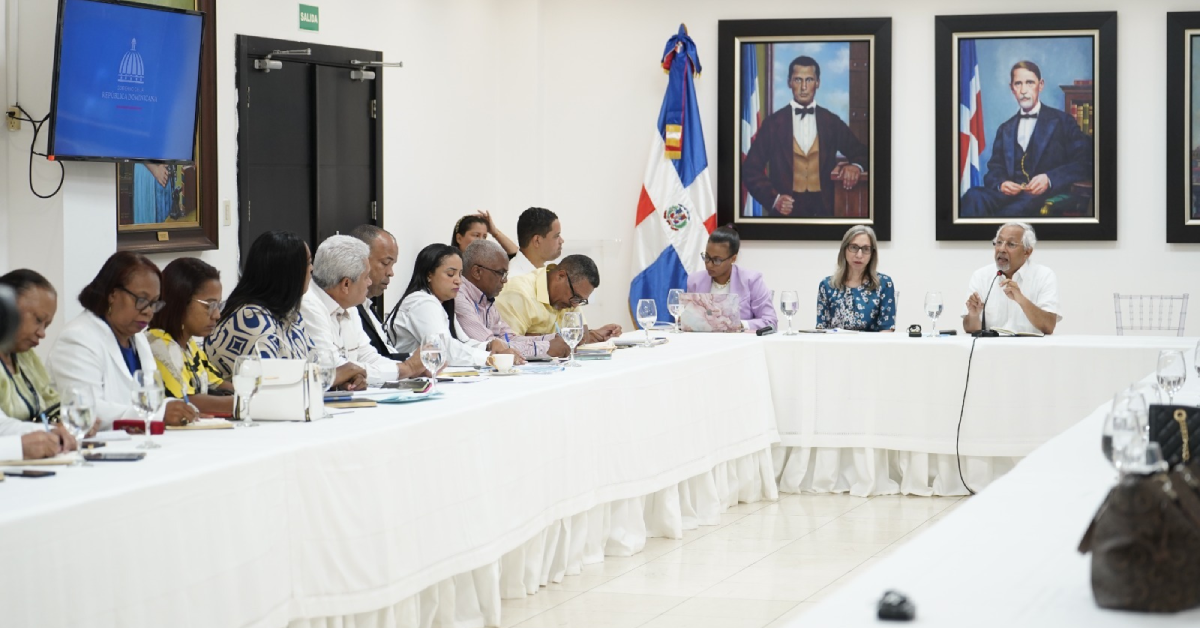  imagen Ministro de Educación, Ángel Hernández reunido  con los directores de las regionales educativas del Eje Central. 