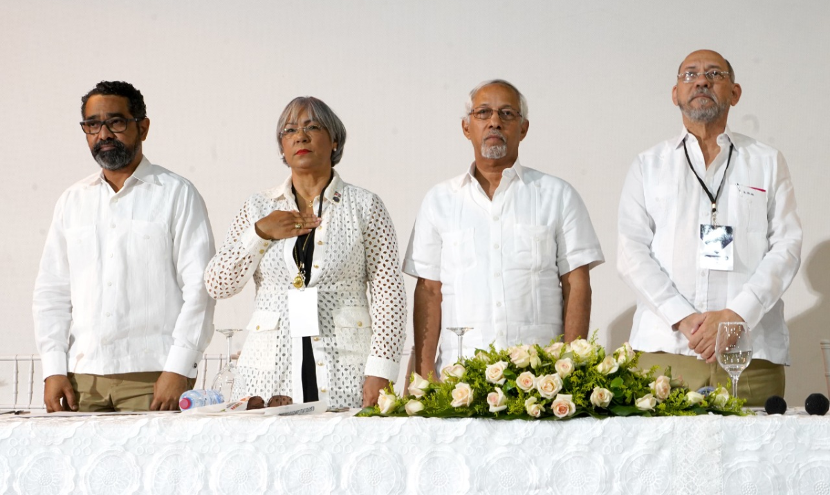  imagen Ministro de Educación, Ángel Hernández sentado en la mesa de honor al lado de otras autoridades gubernamentales. 