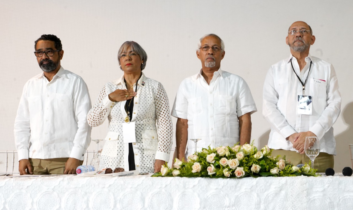  imagen Ministro de Educaci&oacute;n, &Aacute;ngel Hern&aacute;ndez sentado en la mesa de honor al lado de otras autoridades gubernamentales. 