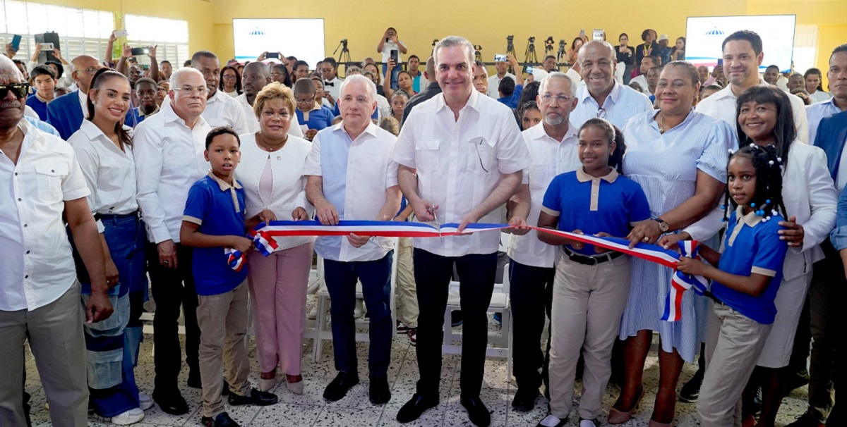  imagen Fotos del Ministro de Educación Ángel Hernández en inauguraciones  