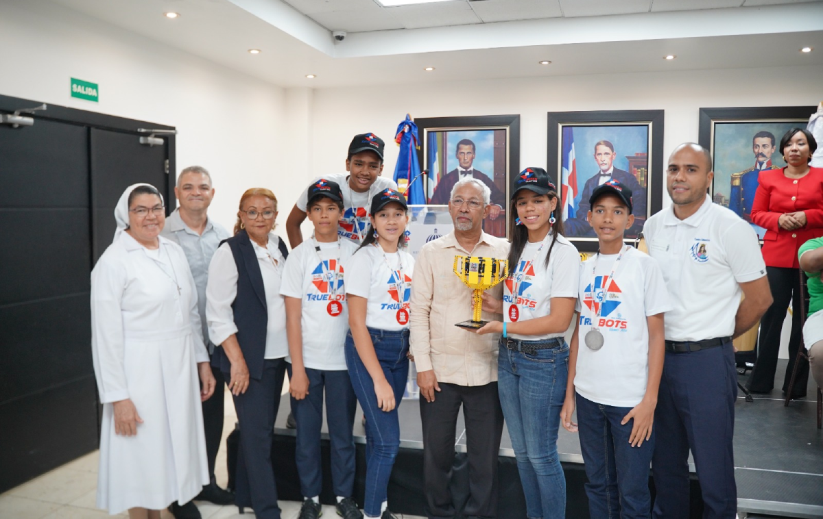  imagen Ministro de Educación, Ángel Hernández comparte con estudiantes que participaron en la competencia internacional First Lego League (FLL). 