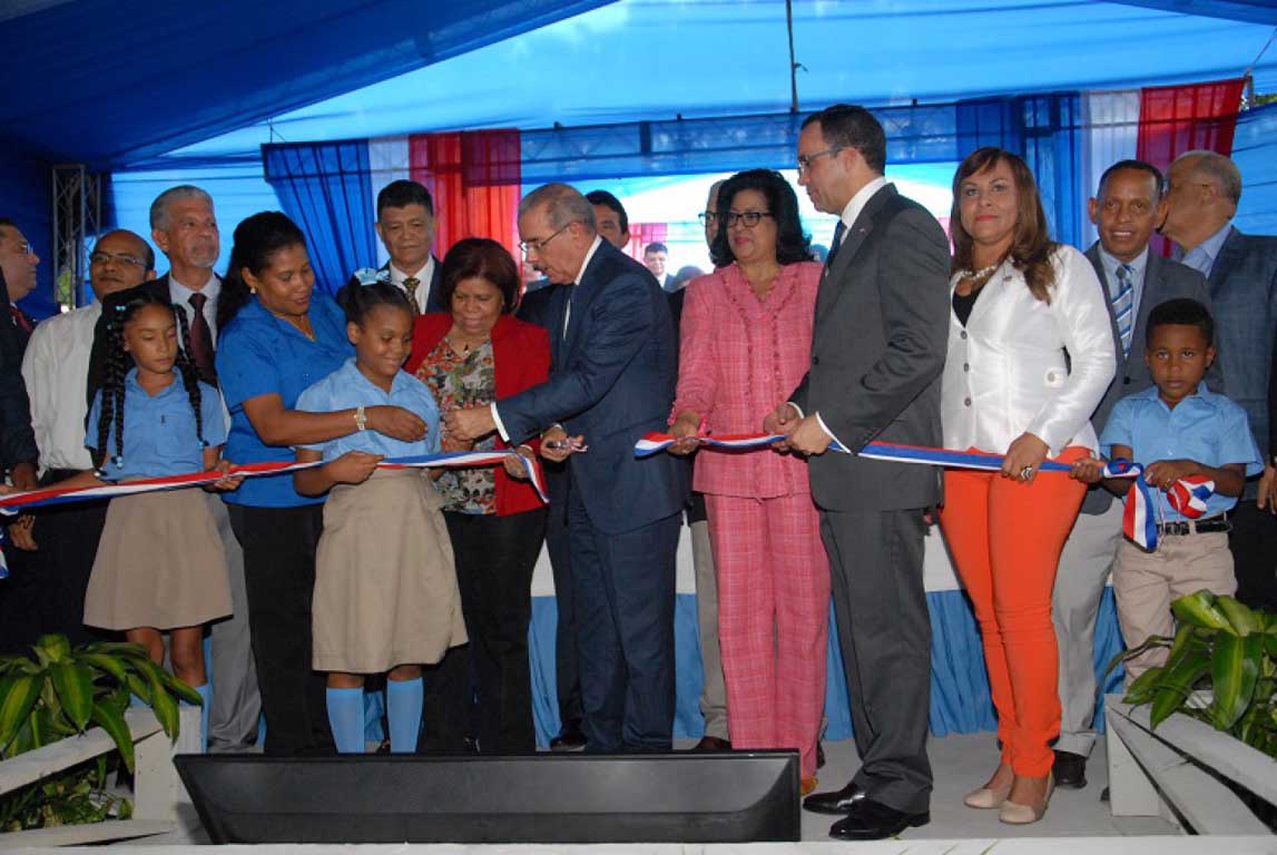  imagen Presidente Danilo Medina corta cinta en acto de inauguraci&oacute;n; le acompa&ntilde;an representantes de diferentes sectores entre ellos el Ministro Andr&eacute;s Navarro y la Senadora&nbsp;Cristina Lizardo. 