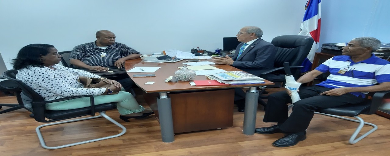  imagen El ministro Pe&ntilde;a Mirabal atiende reclamos del p&aacute;rroco de la Parroquia San Pablo Ap&oacute;stol, Jos&eacute; Luis Hern&aacute;ndez 