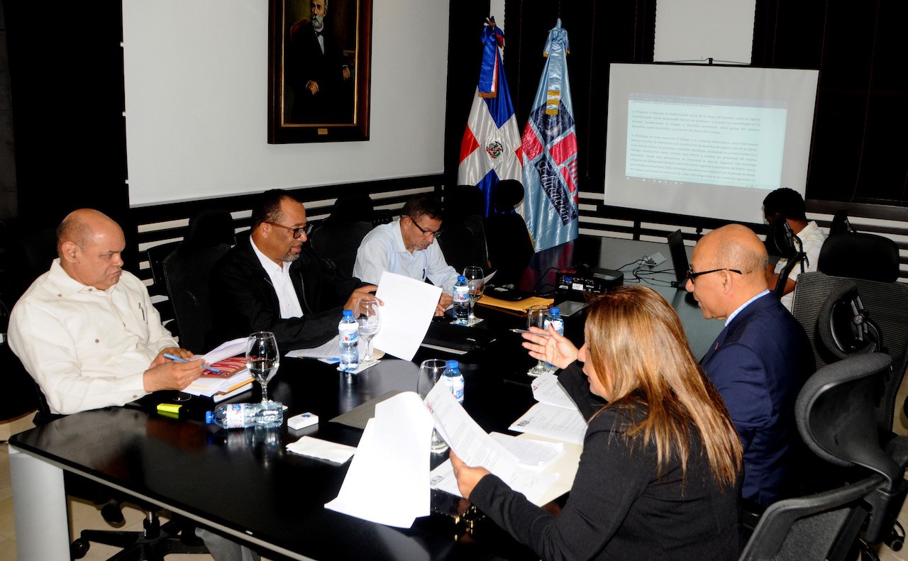  imagen Comisiones representantes del MINERD y la ADP se reunieron en el sal&oacute;n del antedespacho del ministro Pe&ntilde;a Mirabal, donde abordaron distintos temas de un borrador con propuestas definidas y bien debatidas; analizadas y consensuadas en la consecuci&oacute;n de un pacto nacional por &ldquo;m&aacute;s y mejor educaci&oacute;n p&uacute;blica para todos&rdquo;. 