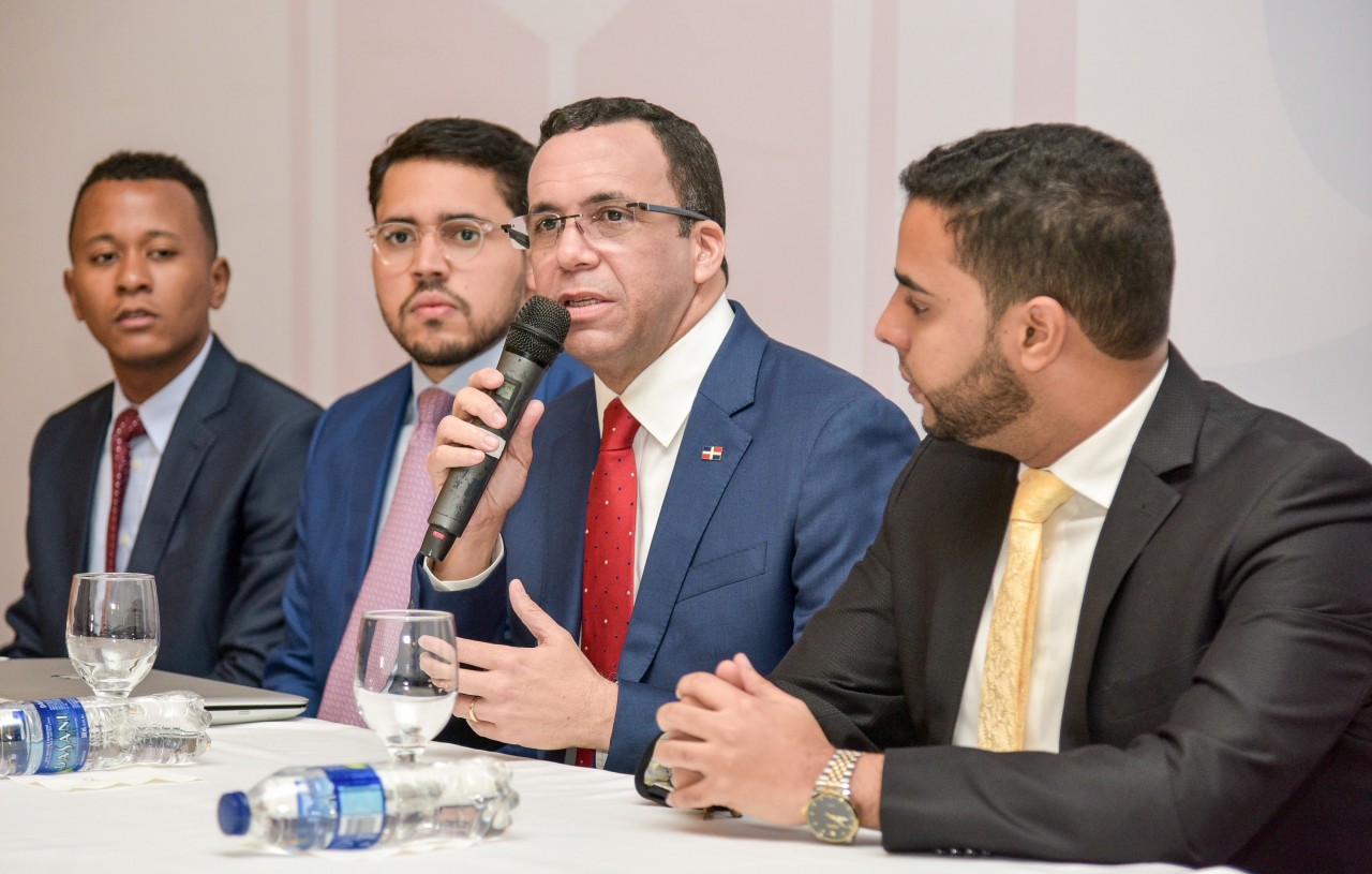 imagen Ministro Andr&eacute;s Navarro sentado hablando con microfono en mano junto a comisiones del Modelo de Naciones Unidas del Ministerio de Educaci&oacute;n 