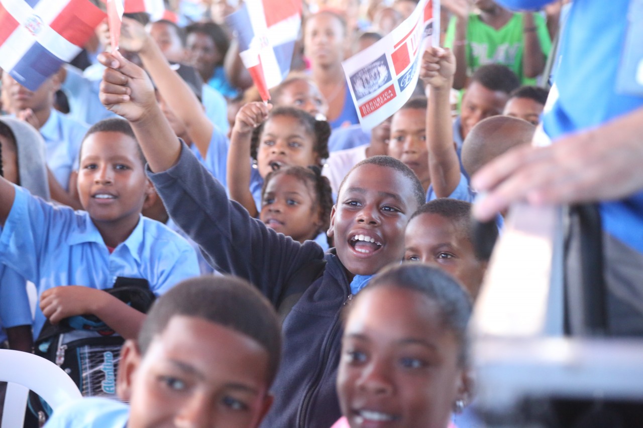  imagen Estudiantes&nbsp;alegres reciben su moderno y nuevo liceo en Santo Domingo Este. 