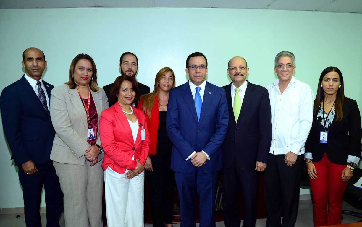  imagen Ministro Andr&eacute;s Navarro en compa&ntilde;&iacute;a de funcionarios del INABIE. 