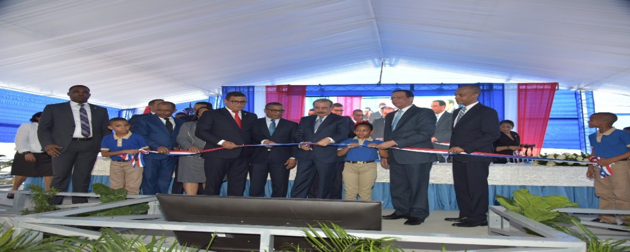  imagen Presidente Medina y ministro de educaci&oacute;n Antonio Pe&ntilde;a Mirabal cortan cinta durante acto de entrega 