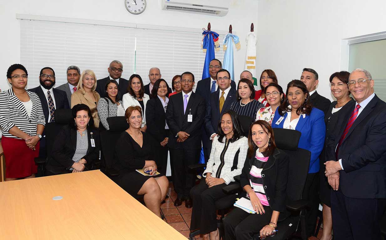  imagen Ministro de Educaci&oacute;n Andr&eacute;s Navarro, acompa&ntilde;ado de los representantes Direcci&oacute;n del INABIMA. 