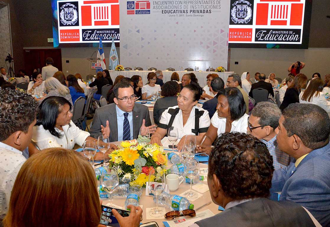  imagen Ministro Andr&eacute;s Navarro sentado a la mesa. Conversa con un grupo de representantes de centros educativos privados. 