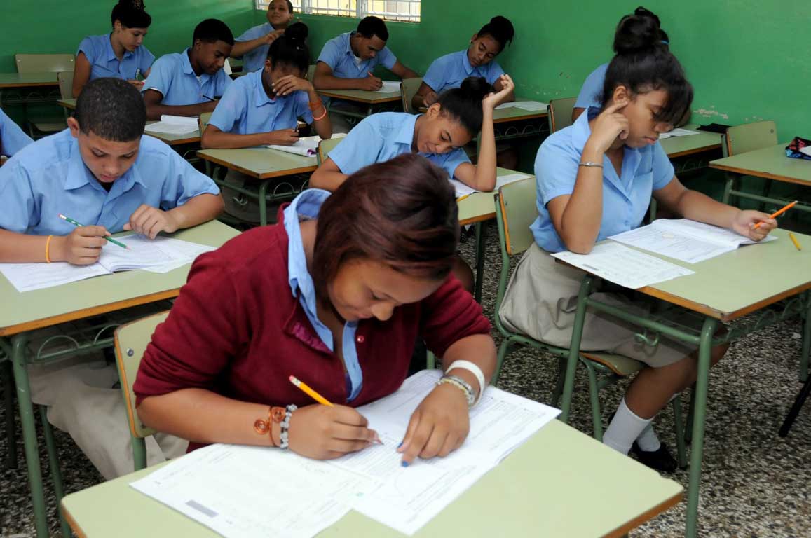  imagen Estudiantes de Tanda Extendida aprueban más y con mejores calificaciones las Pruebas Nacionales 
