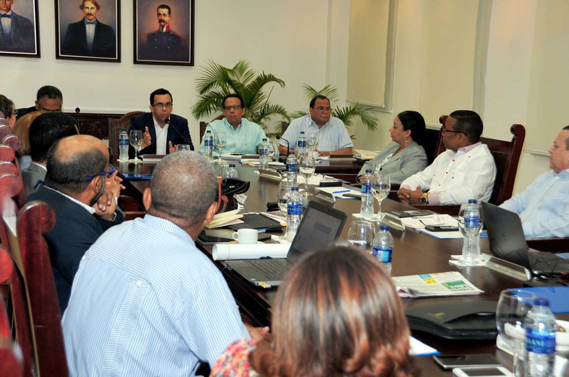  imagen MINISTRO DE EDUCACIÓN, ANDRÉS NAVARRO, REALIZA REUNIÓN DE TRABAJO PARA TENER DIAGNÓSTICO DE PLANES, PROGRAMAS Y PROYECTOS DEL MINERD. 
