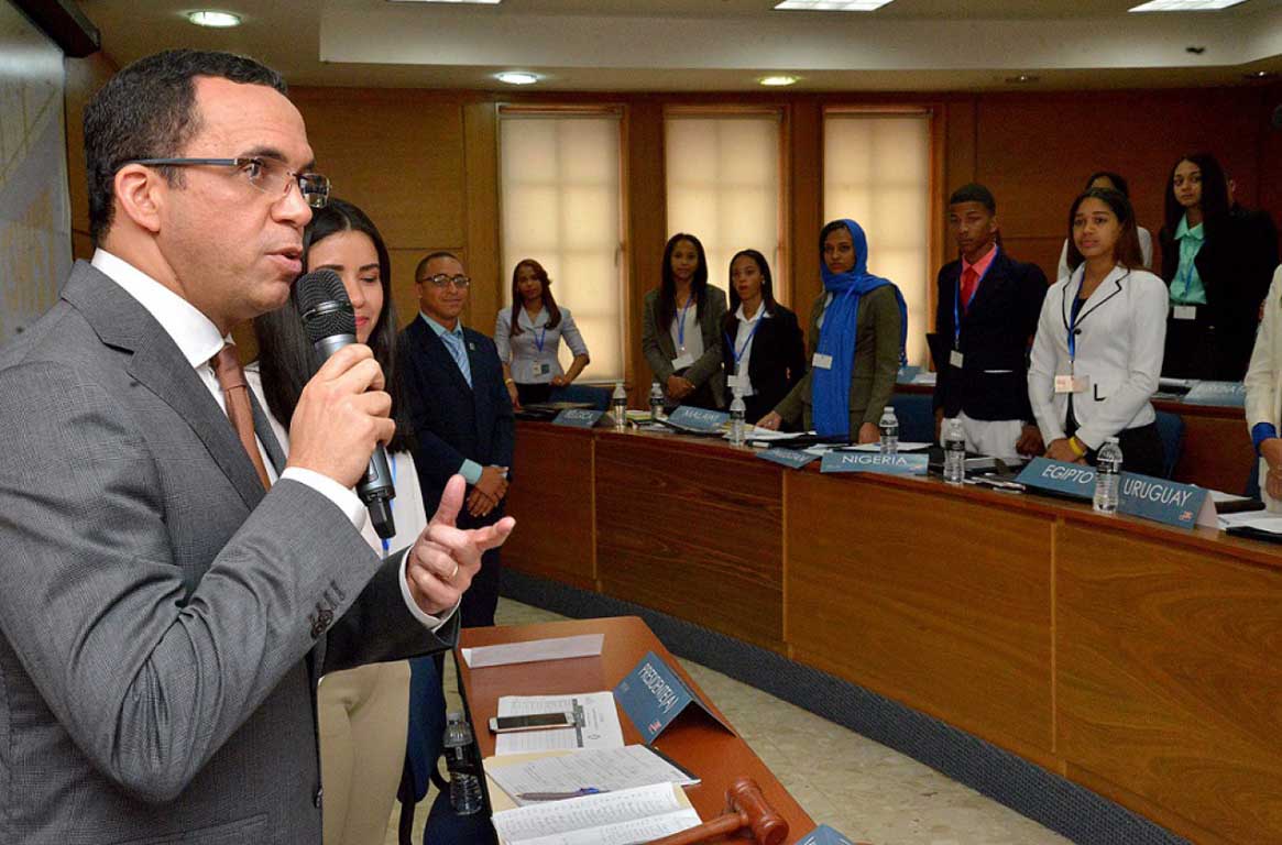  imagen Ministro Andr&eacute;s Navarro ofrece sus declaraciones frente a los representantes&nbsp;del Modelo Internacional de las Naciones Unidas del Ministerio de Educaci&oacute;n. 