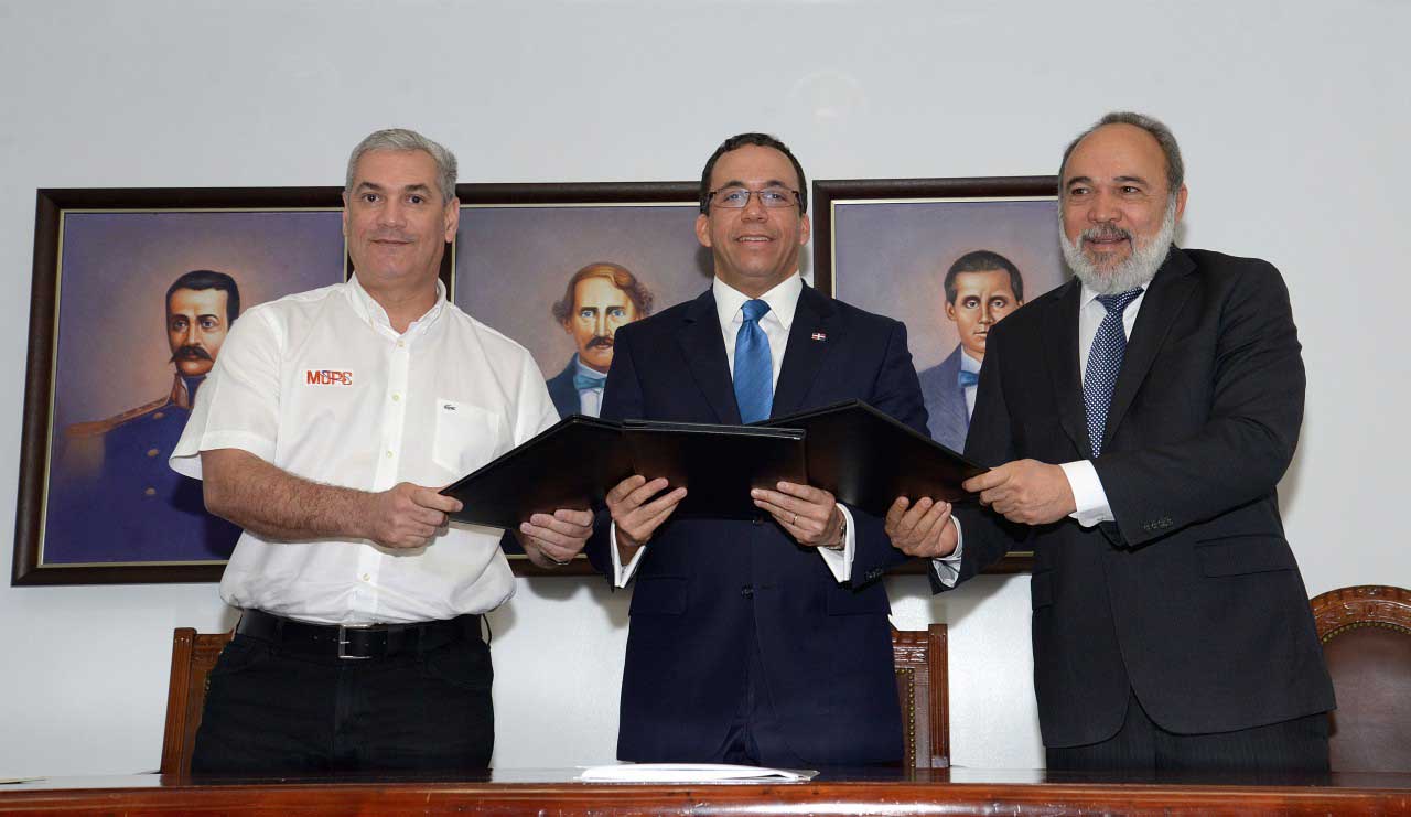  imagen Fotograf&iacute;a del Ministro Andr&eacute;s Navarro al centro; a su derecha Ministro Gonzalo Castillo&nbsp;y a izquierza Director Francisco Pag&aacute;n. 