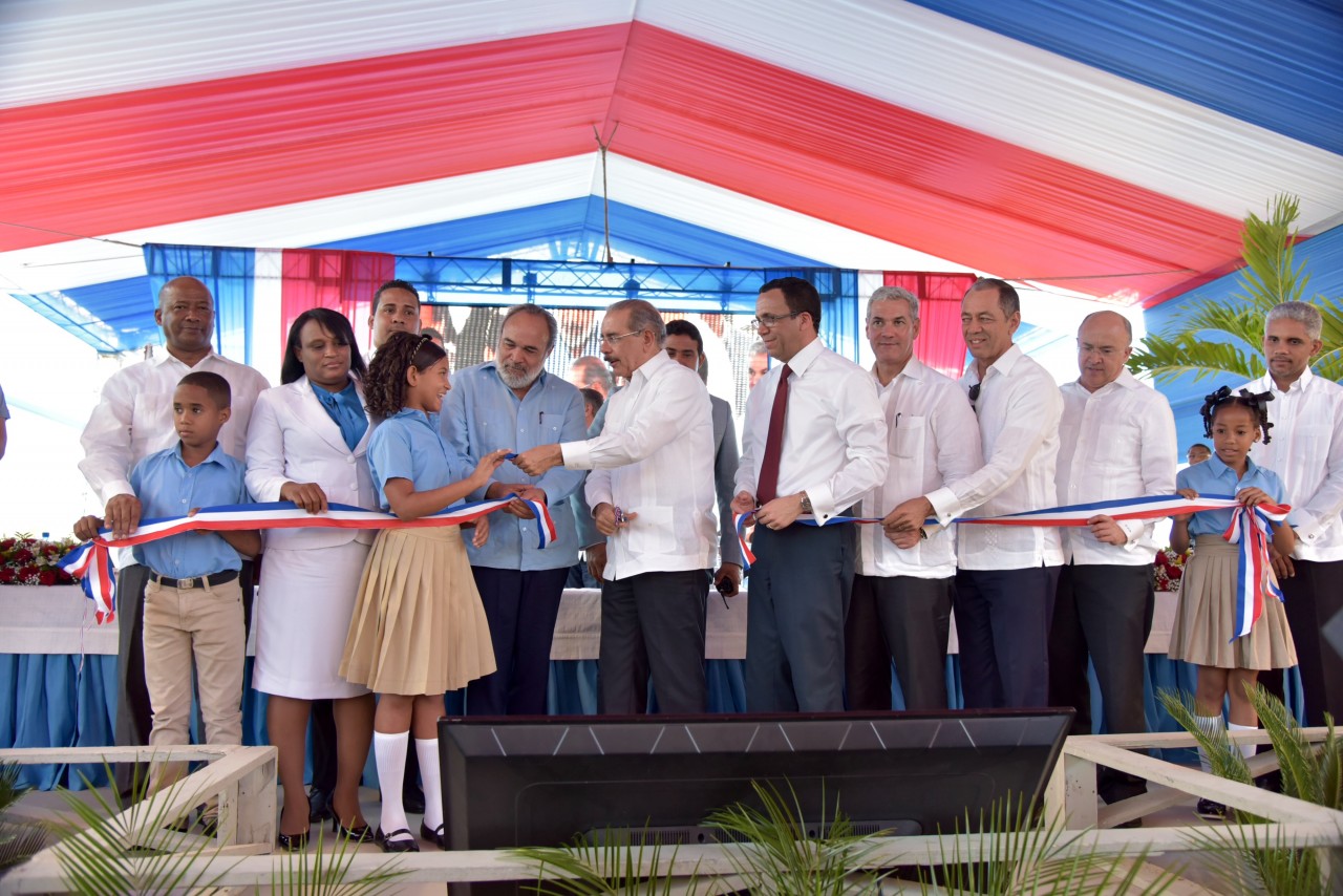 imagen Presidente Danilo Medina corta cinta y entrega dos modernos centros educativos&nbsp; 