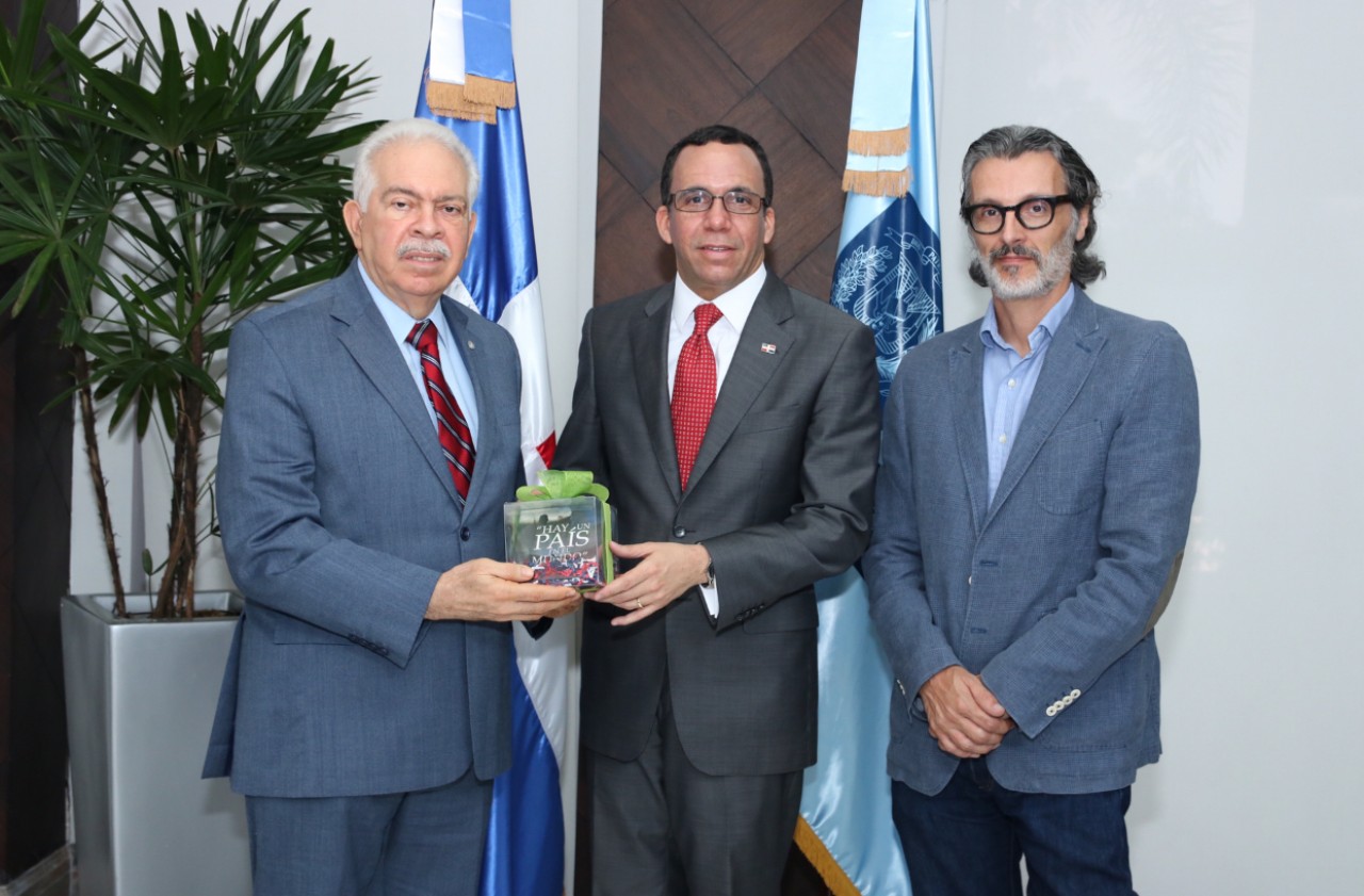  imagen Ministro Andr&eacute;s Navarro al centro, a su derecha el presidente del Banco BHD Leon, a su izquierda&nbsp;Jos&eacute; &ndash;Pinky- Pintor, director del documental. 