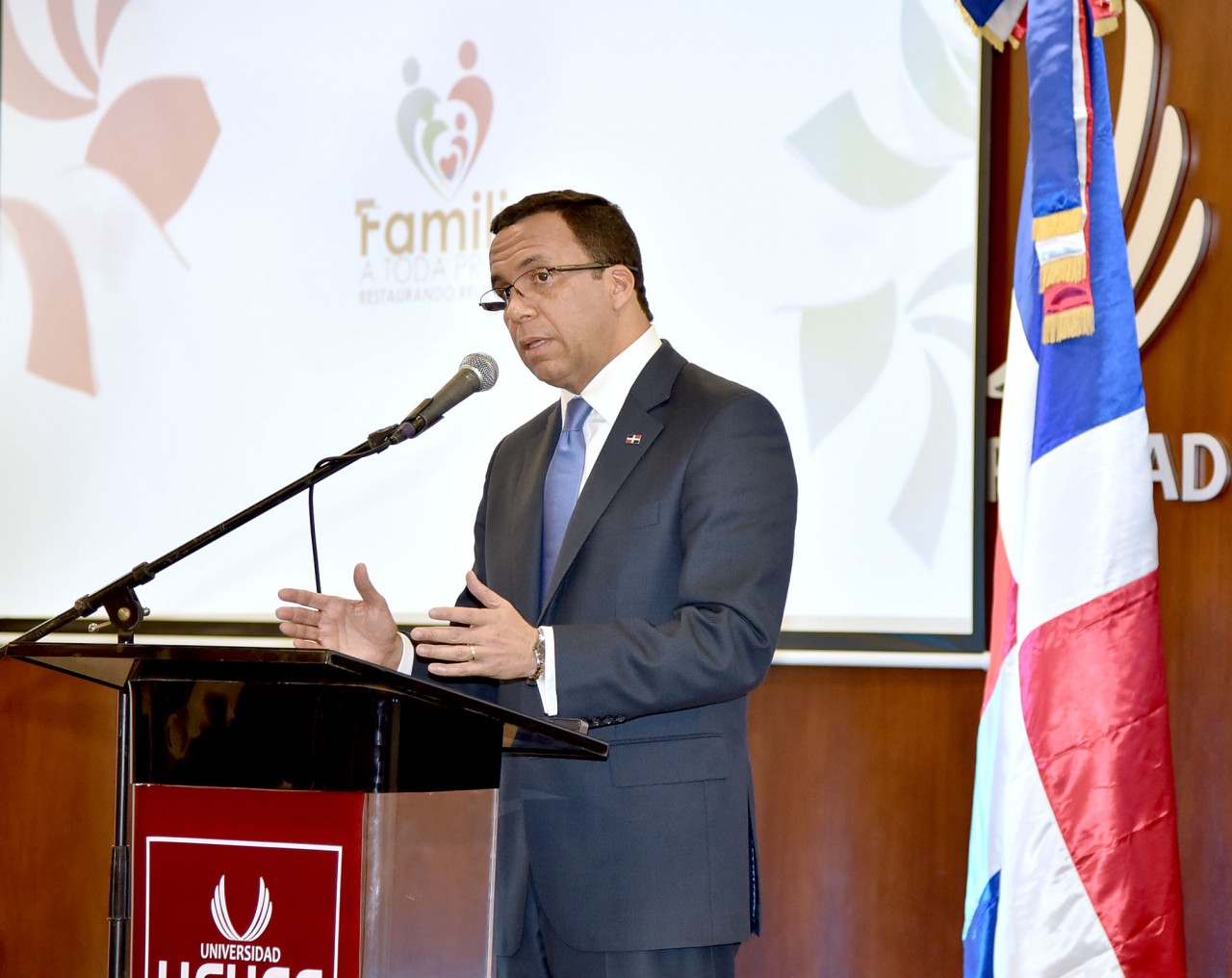  imagen Ministro Andr&eacute;s Navarro en podium como orador invitado en&nbsp;IV Congreso &ldquo;Familia a toda Prueba: Restaurando Relaciones&rdquo;. 