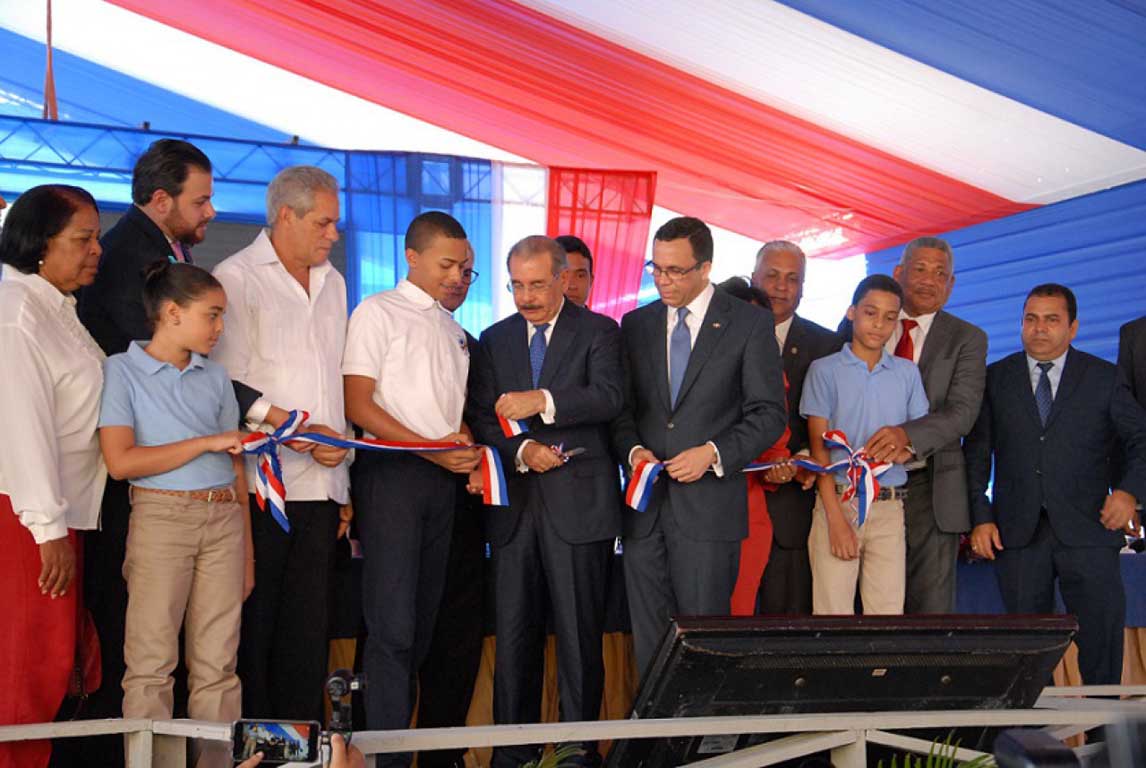  imagen Presidente Danilo Medina y Ministros Andr&eacute;s Navarro en ceremonia de inauguraci&oacute;n en Liceo. 