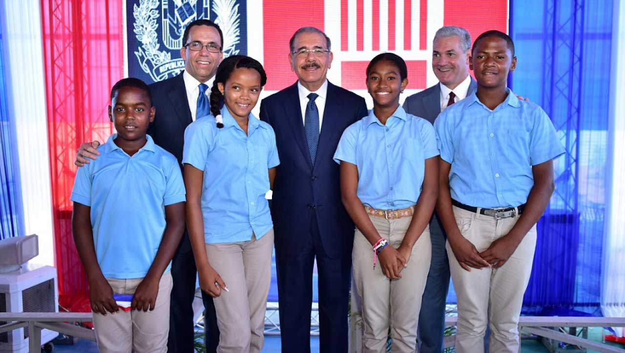  imagen Presidente Danilo Medina junto al Ministro Andr&eacute;s Navarro, a su derecha. A su izquierda el Ministro Gonzalo Castillo; acompa&ntilde;ados por 4 estudiantes. 