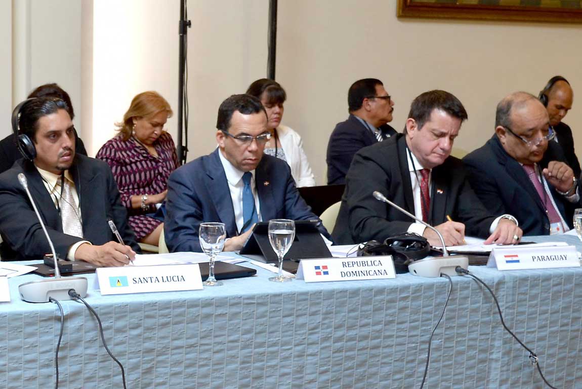  imagen Ministro Andr&eacute;s Navarro a la mesa, a su derecha representante de Santa Lucia y a su izquierda representante de Paraguay. 
