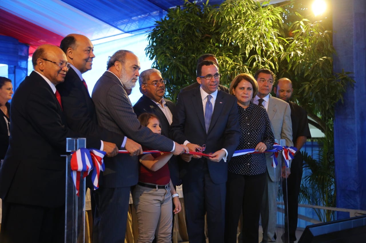  imagen Presiente Danilo Medina juto al Miinistro Andr&eacute;s Navarro y dem&aacute;s autoridades educativas y saludo cortando cinta dejando inaugurado tres centros educativos en la provincia Hermanas Mirabal 