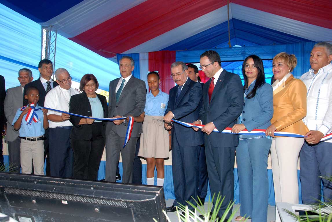  imagen El Presidente Danilo Medina da otro paso en la Revolución Educativa con la entrega de plantel escolar en San Cristóbal 