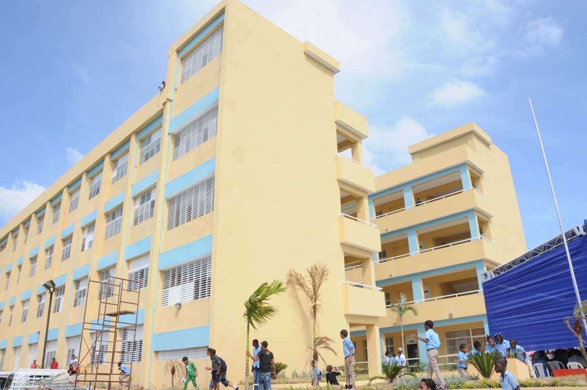  imagen Presidente Medina entrega moderna escuela de 33 aulas al sector Capotillo, Distrito Nacional 