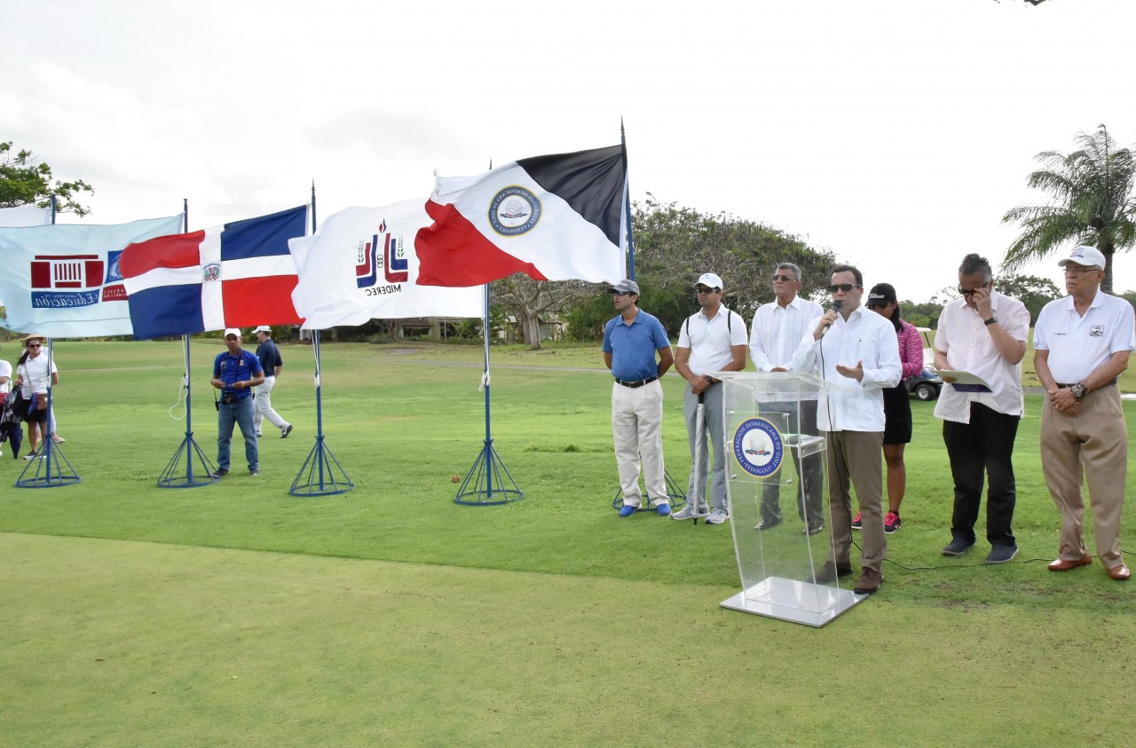  imagen Ministro Andr&eacute;s Navarro en campo de golf afirma que va a promover el deporte en las escuelas 