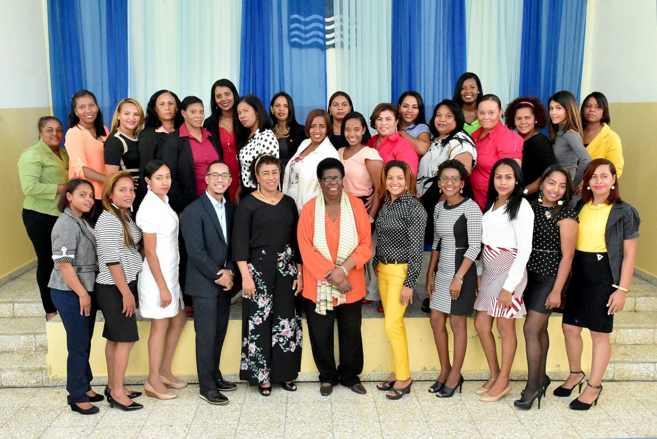  imagen Grupo de nuevos docentes a incorporase en el sistema educativo a trav&eacute;s de una formaci&oacute;n especializada por becas otorgadas del INAFOCAM. 