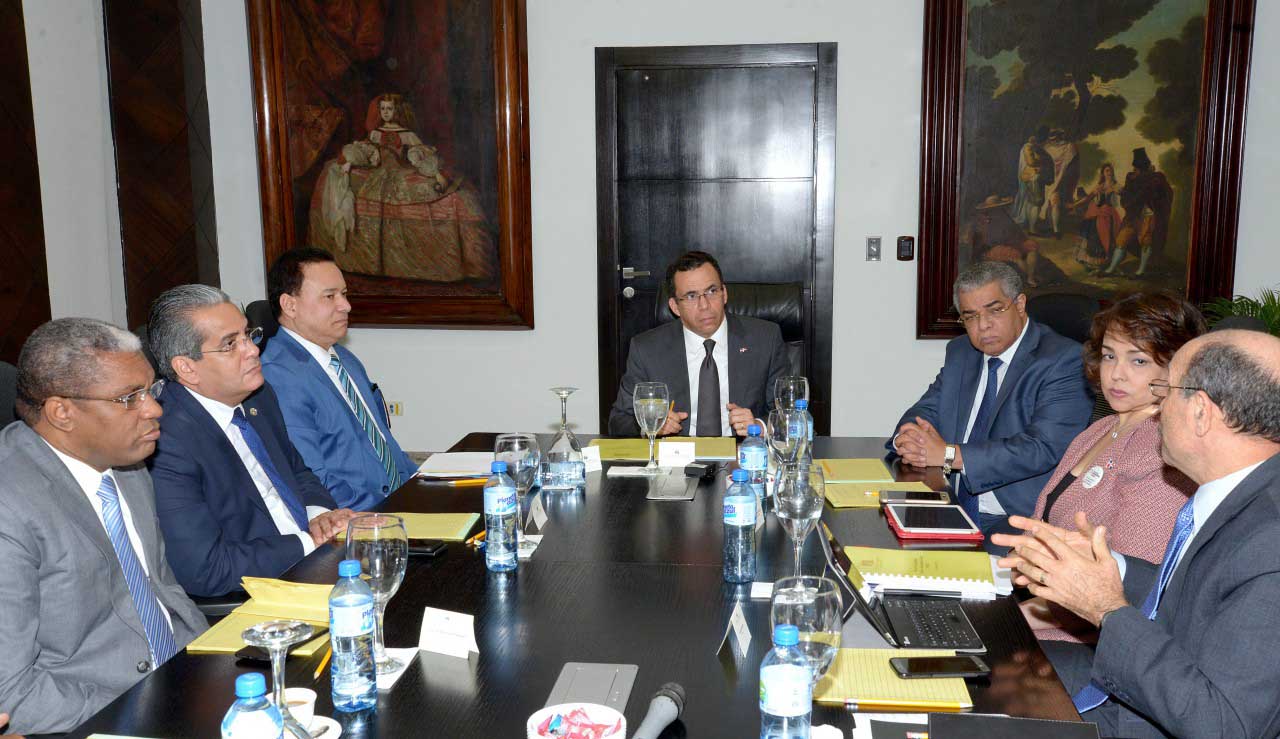  imagen Ministro Andr&eacute;s Navarro encabeza reuni&oacute;n acompa&ntilde;ado de &nbsp;los representantes de los Organismos Financieros y de Controles del Gobierno Central. 