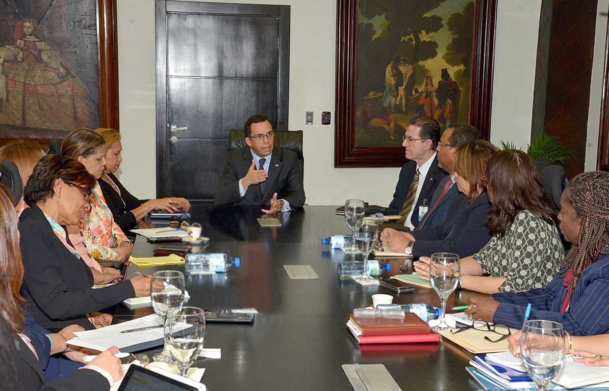  imagen Ministro Andr&eacute;s Navarro a la mesa mientras se dirige a los presentes. 