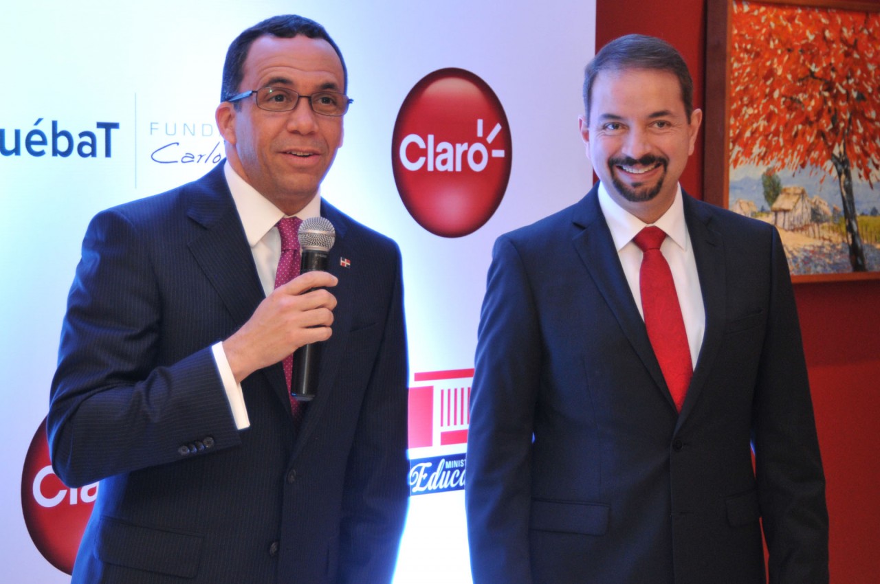  imagen Ministro Andr&eacute;s Navarro con micr&oacute;fono en mano, a su lado el&nbsp;presidente de Claro Dominicana, Oscar Pe&ntilde;a. 