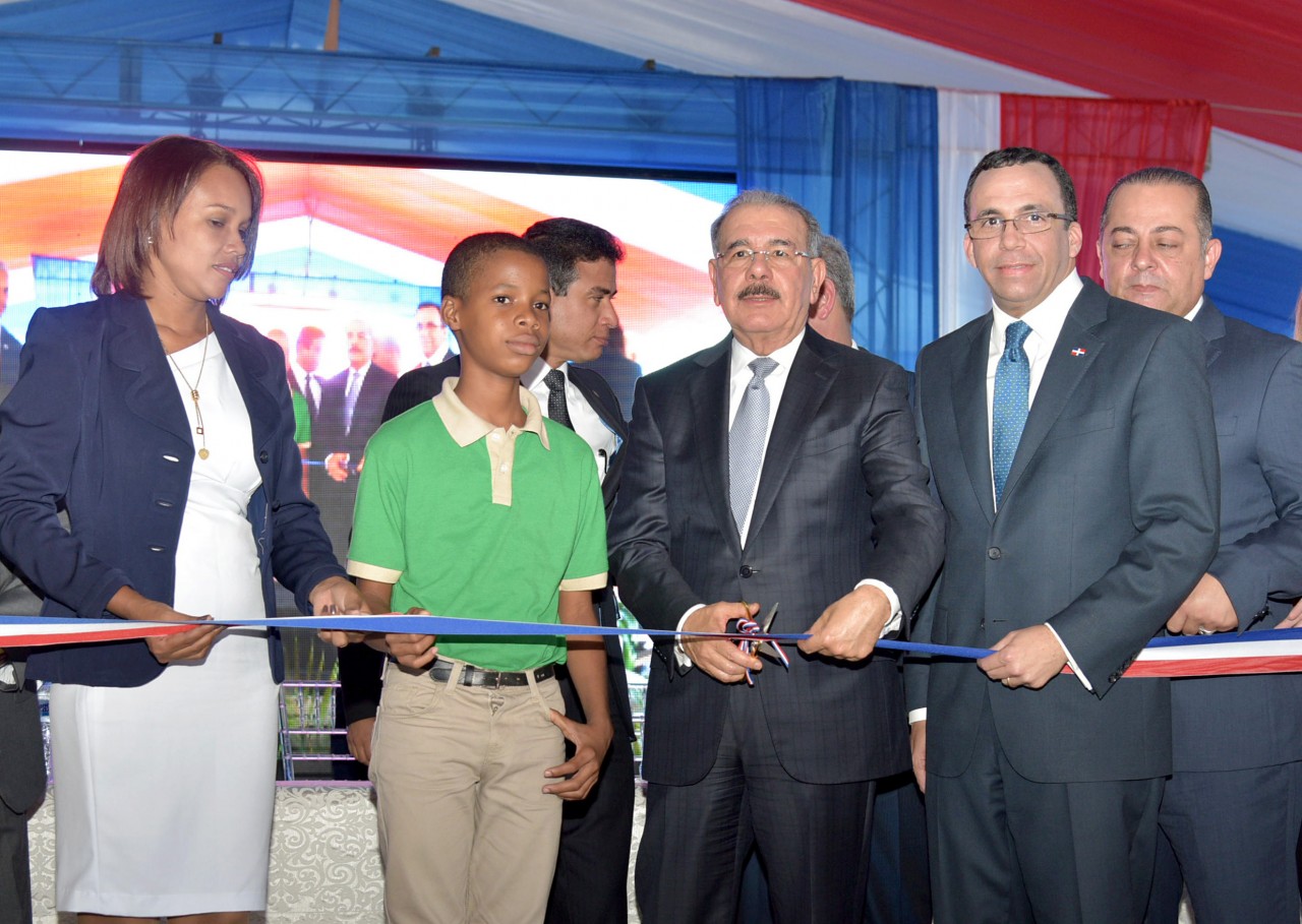  imagen Presidente Danilo Medina junto a ministro Andr&eacute;s Navarro y demas autoridades educativas cortando cinta de pie&nbsp; 