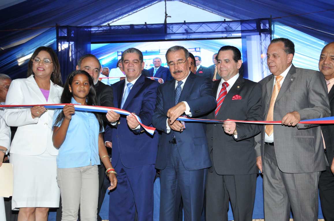  imagen Presidente Medina entrega tres escuelas y remodelación de Catedral de San Francisco de Macorís 