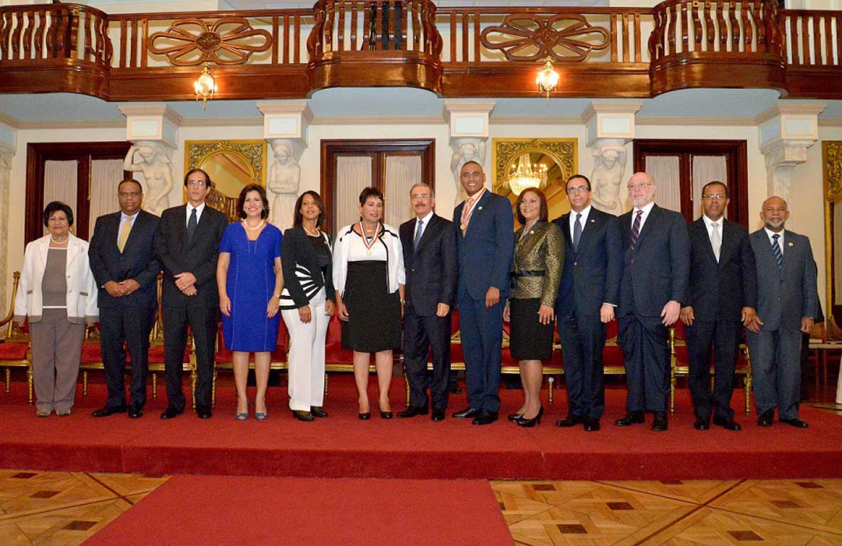  imagen Fotograf&iacute;a tomada a Presidente Danilo Medina acompa&ntilde;ado de distintas personalidades. 