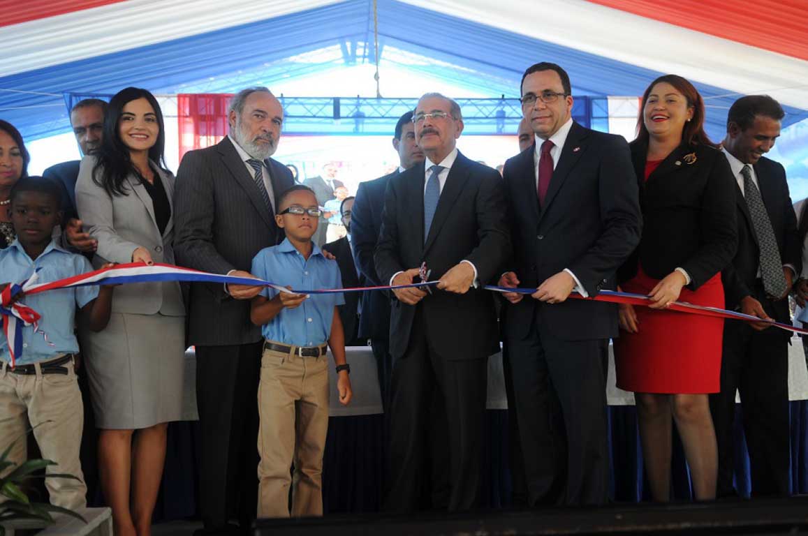  imagen Presidente Danilo Medina, Ministro Andr&eacute;s Navarro, Francisco Pag&aacute;n entre otras representaciones en acto de inauguraci&oacute;n. 
