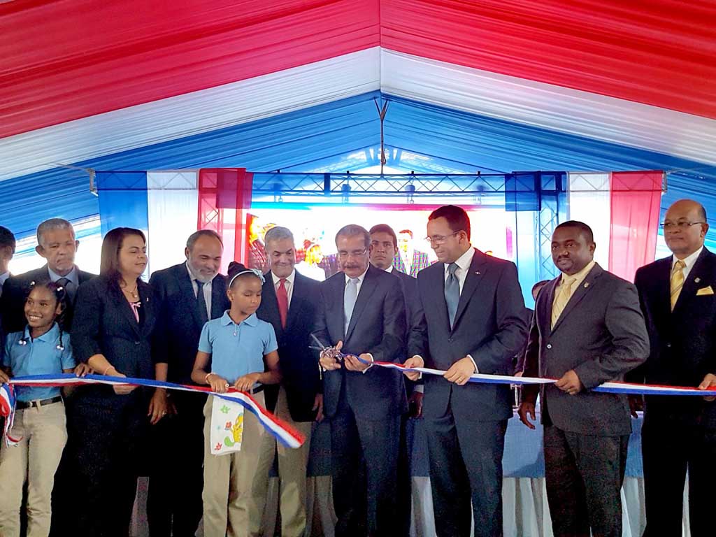  imagen Presidente Danilo Medina mientras corta cinta en acto de inauguraci&oacute;n; a su lado izquierdo el Ministro Andr&eacute;s Navarro, entre otras personalidades. 