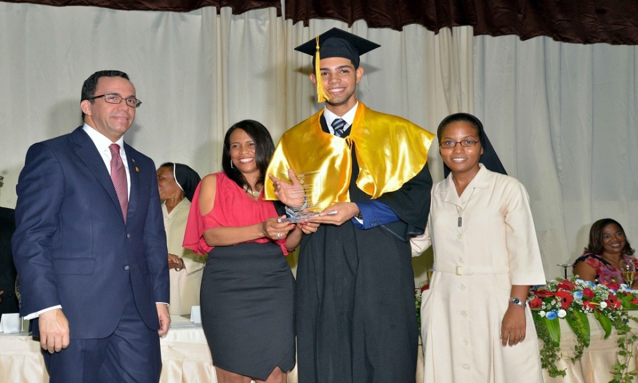 imagen Ministro Andr&eacute;s Navarro junto a&nbsp;sor Ana Mercedes Sirit entregan reconocimiento al estudiante Cristian Joel S&aacute;nchez Cruz. 