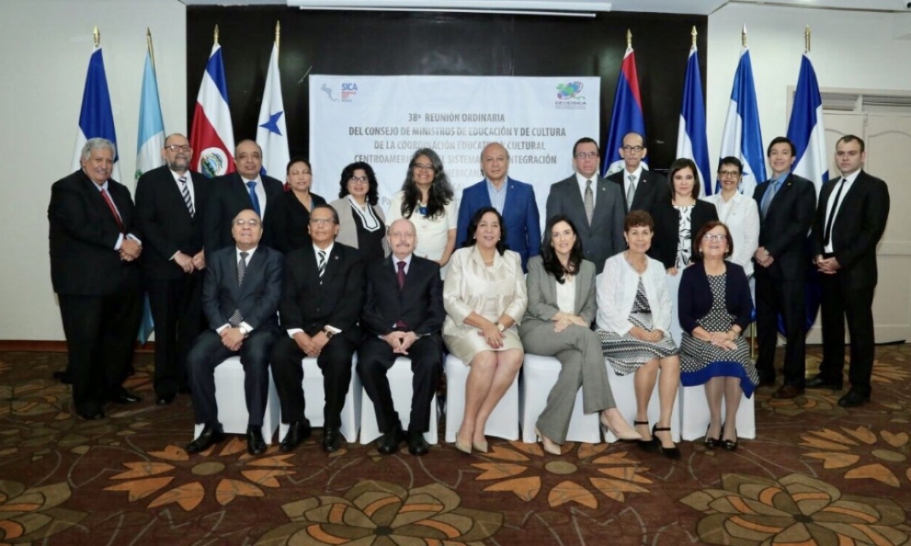  imagen Ministro de Educaci&oacute;n Andr&eacute;s Navarro junto a ministros de Centroam&eacute;rica 
