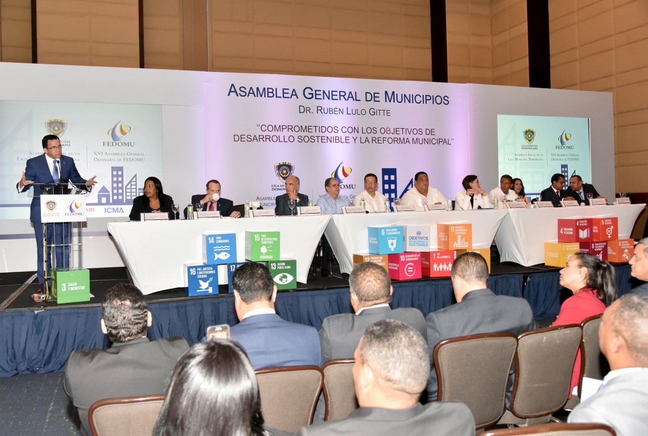  imagen Ministro Andr&eacute;s Navarro en podium se dirige a alcaldes en&nbsp;Asamblea General de Municipios Doctor Rub&eacute;n Lulo Gitte. 