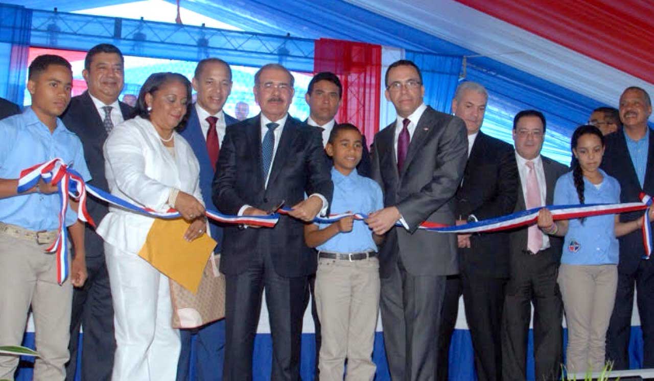  imagen Presidente Danilo Medina mientras corta cinta en acto de inauguraci&oacute;n; a su lado izquierdo el Ministro Andr&eacute;s Navarro, entre otras personalidades. 