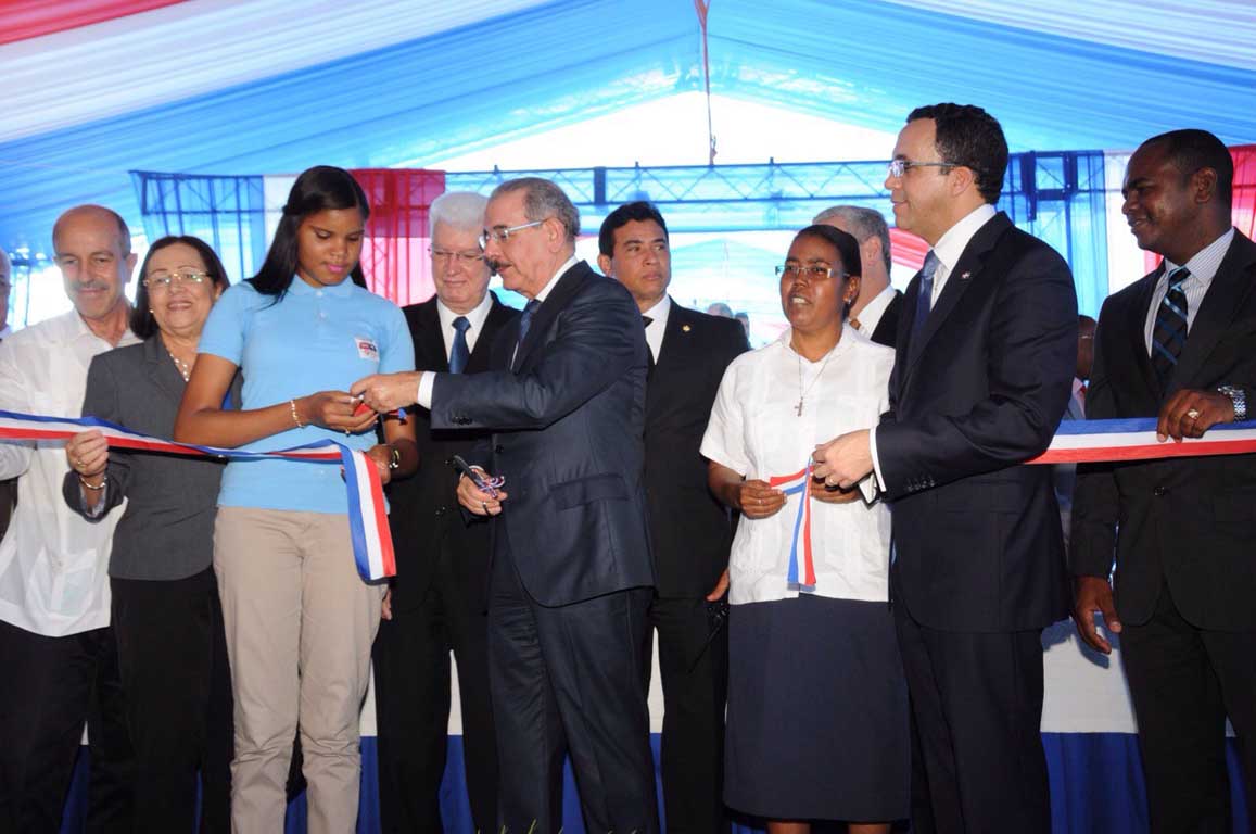  imagen Presidente Danilo Medina corta cinta en acto de inauguraci&oacute;n; a su lado izquierdo el Ministro Andr&eacute;s Navarro, entre otras personalidades. 