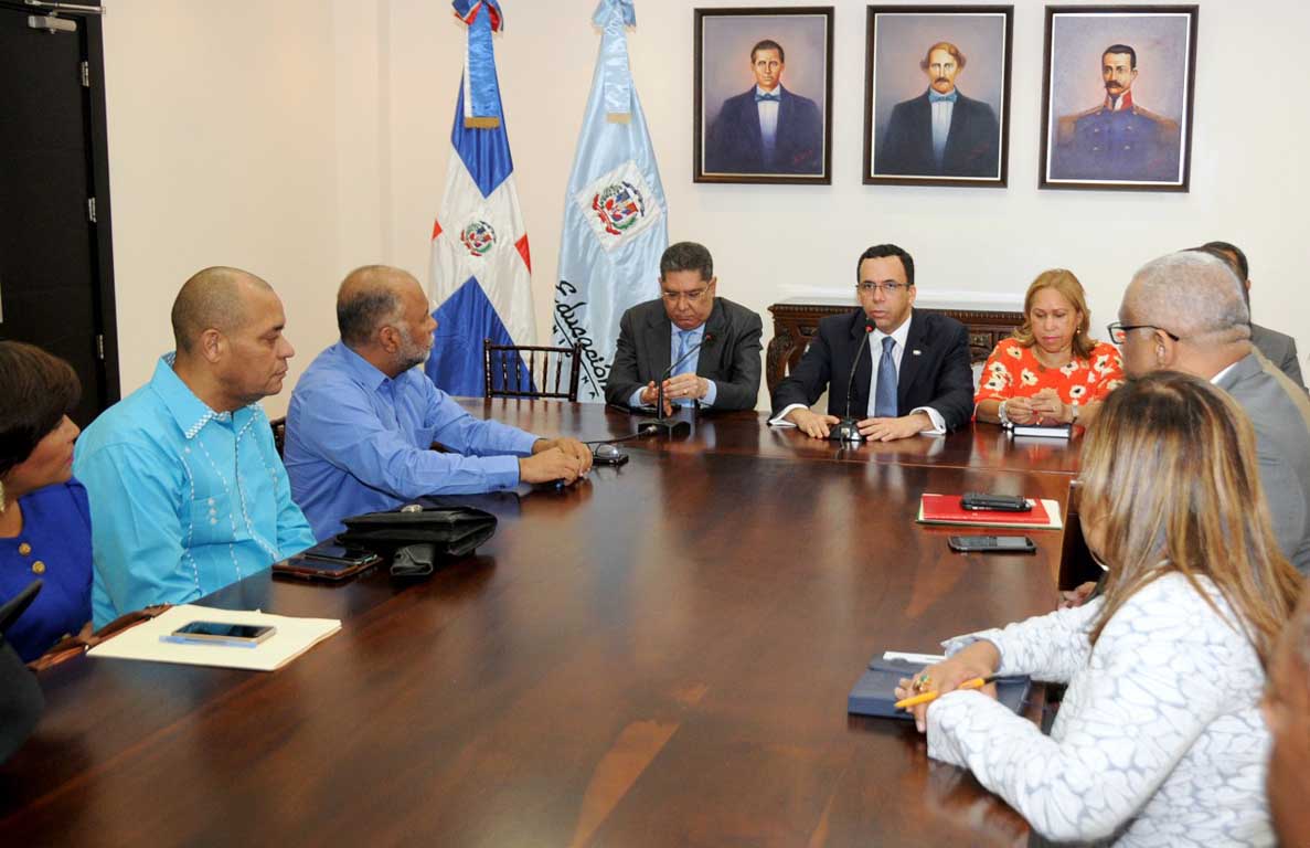  imagen Ministro Andr&eacute;s Navarro a la mesa en compa&ntilde;&iacute;a del Comit&eacute; Ejecutivo de la ADP. 