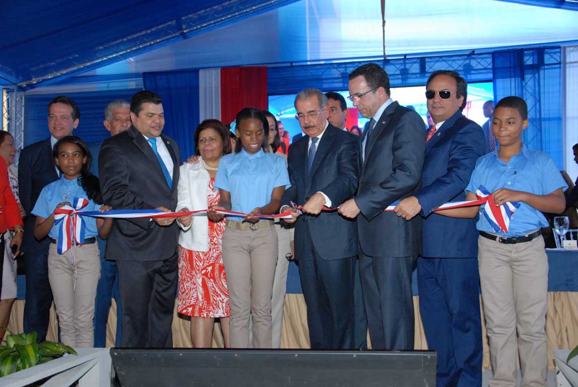  imagen Presidente Danilo Medina, Ministro Andres Navarro junto a otras personalidades durante corte de cinta en acto de inauguraci&oacute;n. 