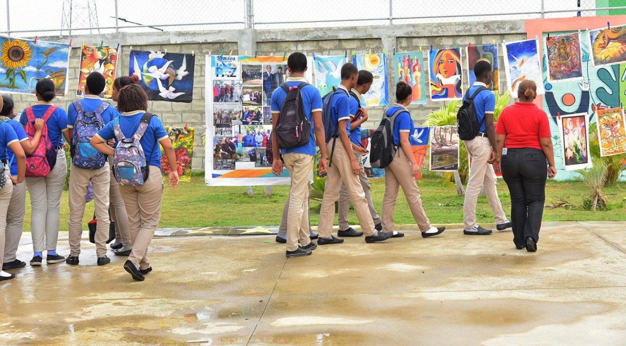  imagen Estudiantes mientras se dirigen a ver exposici&oacute;n de pintura&nbsp;de la inicitaiva "Lienzos Sueltos por la Paz". 