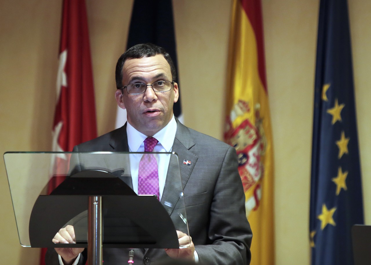  imagen Ministro Andr&eacute;s Navarro en podium expone avances de la Revoluci&oacute;n Educativa del Presidente Danilo Medina 