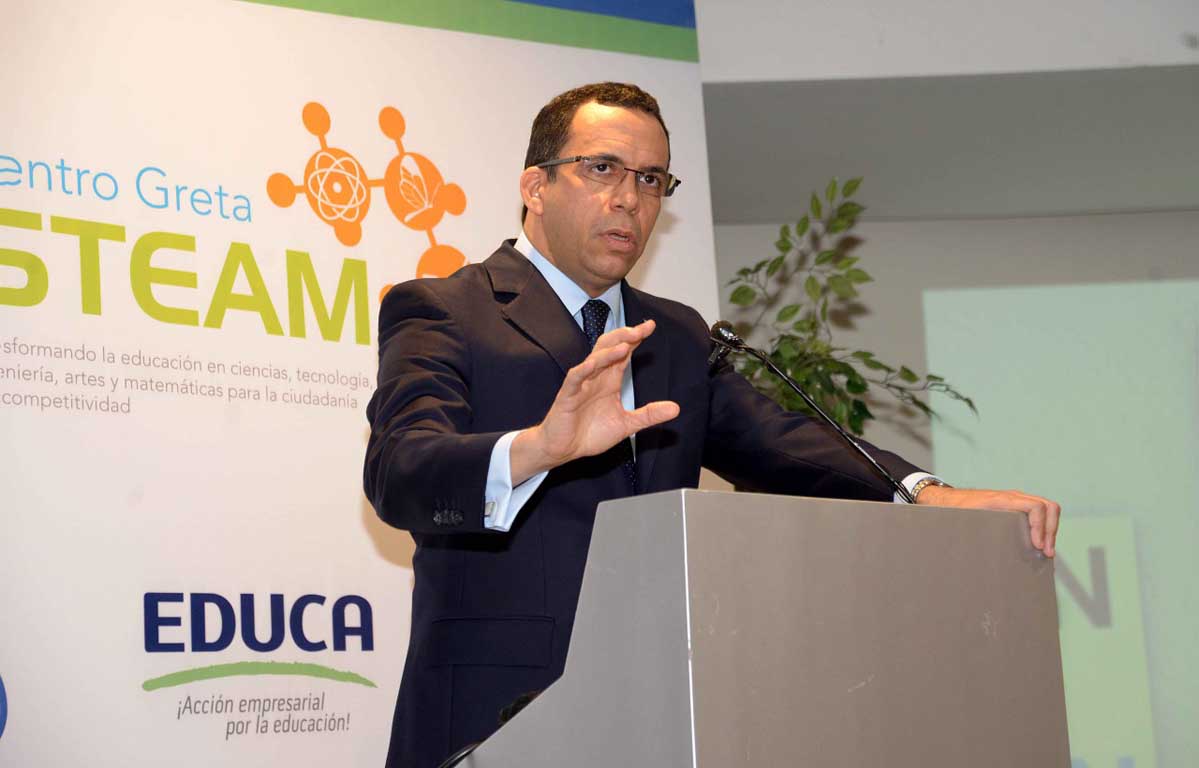  imagen Ministro de Educaci&oacute;n Andr&eacute;s Navarro participa como orador invitado en el seminario. 
